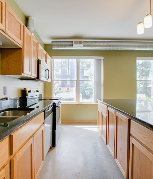 the freund haus minneapolis college apartments prague 4br kitchen windows 7 433x536 1