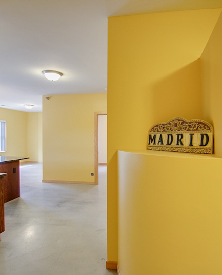 the freund haus minneapolis college apartments madrid 4br entrance 433x536 1