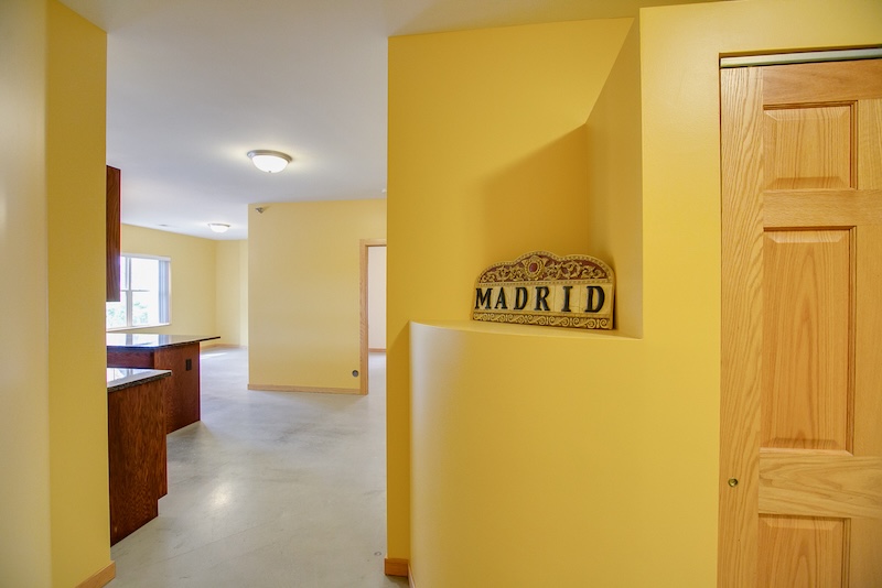 the freund haus minneapolis college apartments madrid 4br entrance