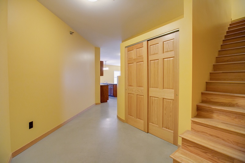 the freund haus minneapolis college apartments madrid 4br hall stairs