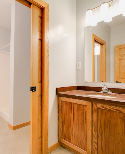 the freund haus minneapolis college apartments milan 4br bathroom 1 433x536 1