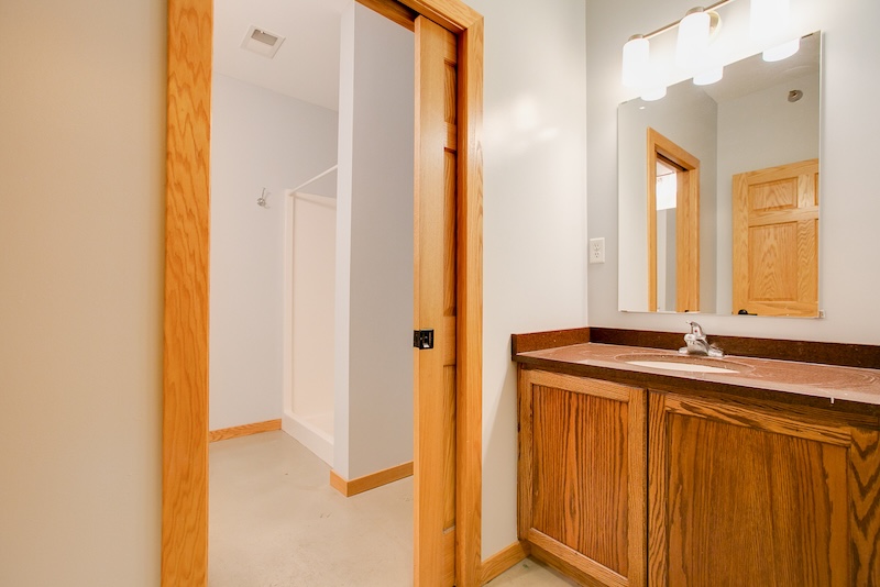 the freund haus minneapolis college apartments milan 4br bathroom 1