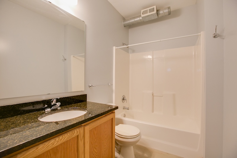 the freund haus minneapolis college apartments prague 4br bathroom 16