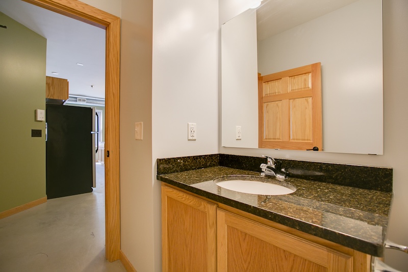 the freund haus minneapolis college apartments prague 4br bathroom17