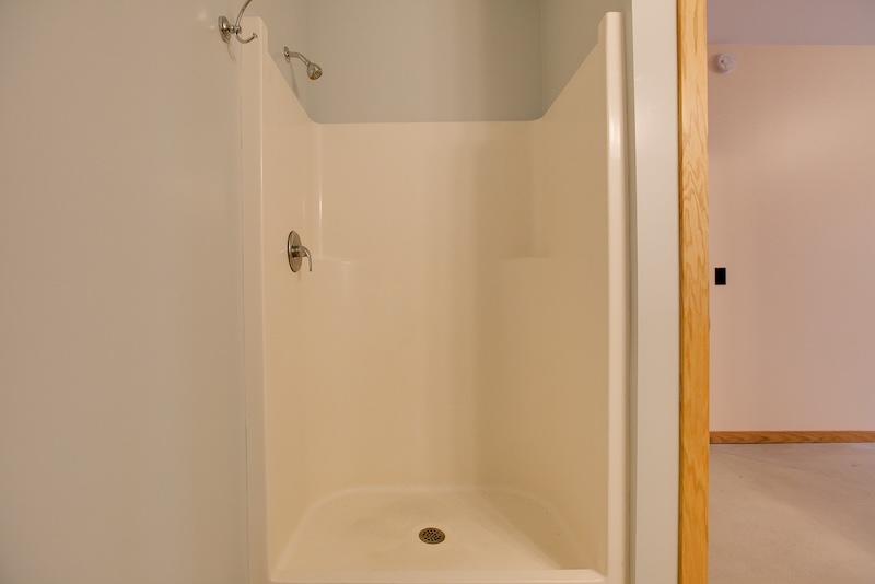 the freund haus minneapolis college apartments prague 4br shower 14